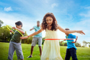 kinder-mit-hula-hoop-reifen